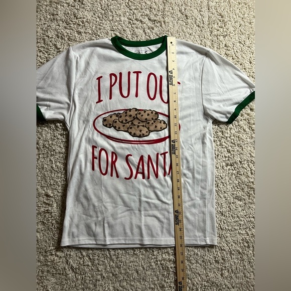 Bundle of 2 Size Small Funny Christmas Graphic Tee’s - Picture 9 of 10